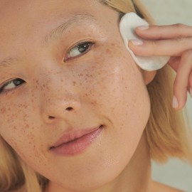 Clarins Hydrating Toning Lotion | Softer Skin After 14 Days of Use* | Cleanses, Tones, Hydrates and Balances Skin\'s Microbiota | Plant-Based Ingredients | Colorant-Free | Normal to Dry Skin Types Clarins Hydrating Toning Lotion | Softer Skin After 14 Days of Use* | Cleanses, Tones, Hydrates and Balances Skin\'s Microbiota | Plant-Based Ingredients | Colorant-Free | Normal to Dry Skin Types