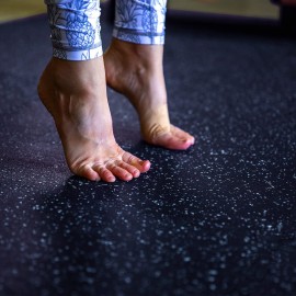 SUPERJARE 0.56\'\' Thick 6 Pcs 24 Sq Ft Rubber Top Exercise Equipment Mats, High Density EVA Foam Mats with Rubber Top, Interlocking Gym Flooring for Home Gym, Protective Workout Mat, Black/Blue