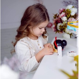 Nella Miss Nail Dryer toy, speeds up a bit the drying process for nail varnish and makes it fun