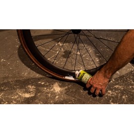SILCA Ultimate Tubeless 16oz Tire Sealant for Bicyles with Fiber Foam Technology (16 Ounces Latex Sealant with Carbon)